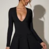 Graciela miniklänning med rosettdetaljer, djup urringning och A-linje i svart