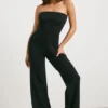 Grovstickad bandeau-jumpsuit med utsvängda ben i svart