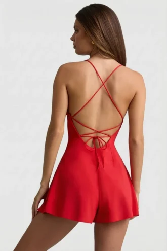 Helaia rynkad rygglös Playsuit i scharlakansrött