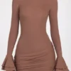 Helena ribbad modal långärmad draperad miniklänning i mocha