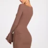Helena ribbad modal långärmad draperad miniklänning i mocha