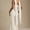 Imogene, axelbandslös klänning med scarf-detaljer i ivory