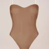 Intimates axelbandslös bodys i honungsfärg