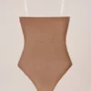 Intimates axelbandslös bodys i honungsfärg