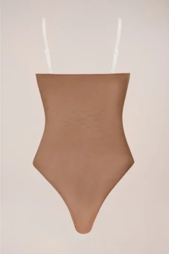 Intimates axelbandslös bodys i honungsfärg