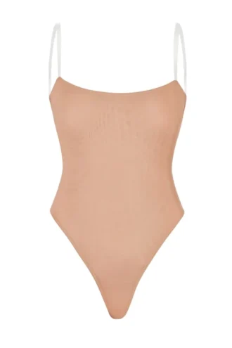 Intimates Bodys i mjuk mesh med osynliga axelband och string i Warm Peach