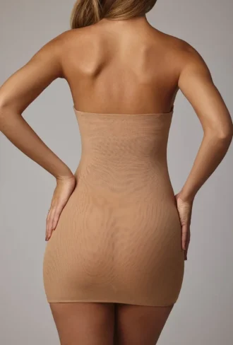 Intimates mjuk, genomskinlig bandeau-miniklänning i mandel
