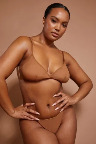 Intimates mjuk mesh-triangel-BH i ett lager i färgen Almond
