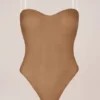 Intimates strapless bodys i färgen Almond