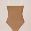 Intimates strapless bodys i färgen Almond