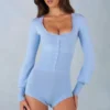 Ismera stickad långärmad jumpsuit i mjukblått