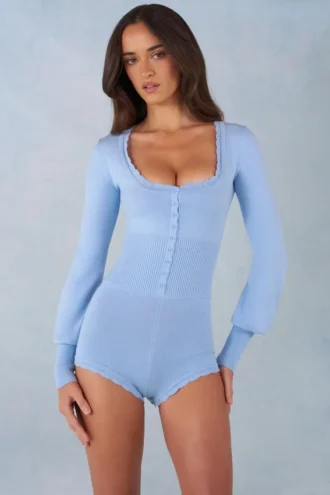 Ismera stickad långärmad jumpsuit i mjukblått