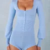 Ismera stickad långärmad jumpsuit i mjukblått
