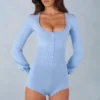 Ismera stickad långärmad jumpsuit i mjukblått