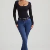 Jacey högmidjade flared-jeans i indigotvätt