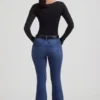 Jacey högmidjade flared-jeans i indigotvätt