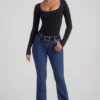 Jacey högmidjade flared-jeans i indigotvätt