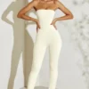 Jamila axelbandslös jumpsuit med utsvängd fåll i elfenben
