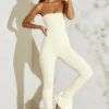 Jamila axelbandslös jumpsuit med utsvängd fåll i elfenben