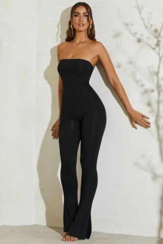 Jamila axelbandslös jumpsuit med utsvängd fåll i svart