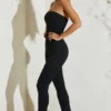 Jamila axelbandslös jumpsuit med utsvängd fåll i svart