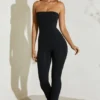 Jamila axelbandslös jumpsuit med utsvängd fåll i svart