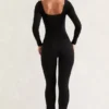 Jett långärmad jumpsuit med fyrkantig halsringning i svart