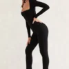 Jett långärmad jumpsuit med fyrkantig halsringning i svart