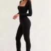 Jett långärmad jumpsuit med fyrkantig halsringning i svart