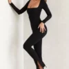Jett långärmad jumpsuit med fyrkantig halsringning i svart