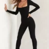 Jett långärmad jumpsuit med fyrkantig halsringning i svart