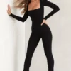 Jett långärmad jumpsuit med fyrkantig halsringning i svart