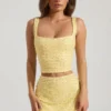 Jianna minikjol med dekor och låg midja i gult