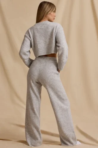 Joggingbyxor i ribbad stickning med medelhög midja och vida ben i isgrå melerad