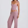 Joggingbyxor i ribbad stickning med vida ben i mauve