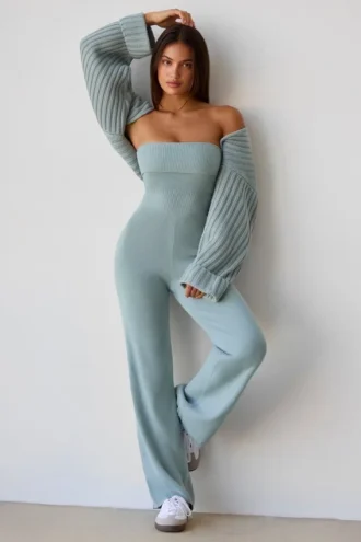 Jumpsuit i grovstickad bandeau med utsvängda ben i dammig blågrön