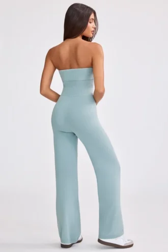 Jumpsuit i grovstickad bandeau med utsvängda ben i dammig blågrön