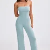 Jumpsuit i grovstickad bandeau med utsvängda ben i dammig blågrön