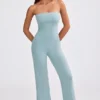 Jumpsuit i grovstickad bandeau med utsvängda ben i dammig blågrön