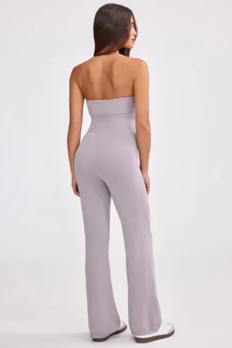 Jumpsuit i grovstickat bandeau-material med utsvängda ben i dammig lavendel
