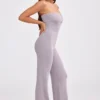 Jumpsuit i grovstickat bandeau-material med utsvängda ben i dammig lavendel