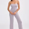 Jumpsuit i grovstickat bandeau-material med utsvängda ben i dammig lavendel