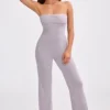 Jumpsuit i grovstickat bandeau-material med utsvängda ben i dammig lavendel