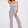 Jumpsuit i grovstickat bandeau-material med utsvängda ben i dammig lavendel