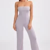 Jumpsuit i grovstickat bandeau-material med utsvängda ben i dammig lavendel
