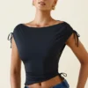 Kaede asymmetrisk crop top med rynkad rygg i svart