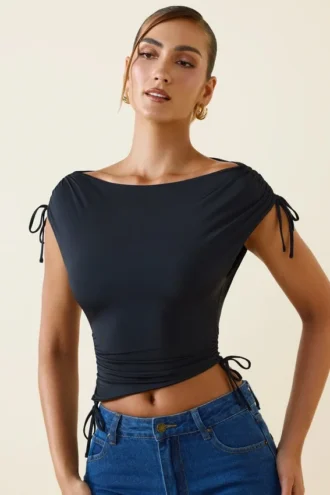 Kaede asymmetrisk crop top med rynkad rygg i svart
