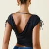 Kaede asymmetrisk crop top med rynkad rygg i svart