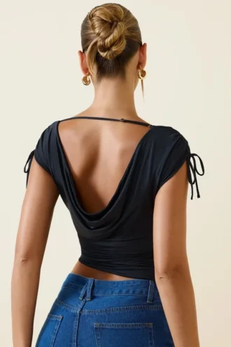 Kaede asymmetrisk crop top med rynkad rygg i svart
