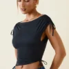Kaede asymmetrisk crop top med rynkad rygg i svart
